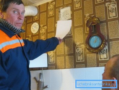 Vérifiez la traction en utilisant une feuille de papier ordinaire qui devrait coller à la grille Vérifiez la traction en utilisant une feuille de papier ordinaire qui devrait coller à la grille