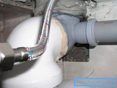 Vérifiez que tous les joints ne fuient pas. S'il coule quelque part, il est nécessaire de refermer les raccords. Vérifiez que tous les joints ne fuient pas. S'il coule quelque part, il est nécessaire de refermer les raccords.