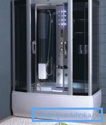 Douche rectangulaire dans une maison privée remplace un bain Douche rectangulaire dans une maison privée remplace un bain