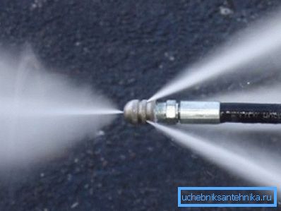 Le travail de la tête du générateur de vapeur.