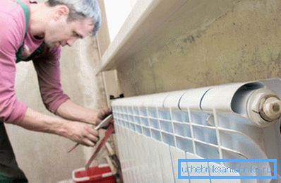 Le radiateur ne peut être dévissé que lorsque les vannes sont fermées. Le radiateur ne peut être dévissé que lorsque les vannes sont fermées.