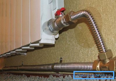 Le radiateur sur la photo est relié par un tuyau inoxydable ondulé. Le radiateur sur la photo est relié par un tuyau inoxydable ondulé.