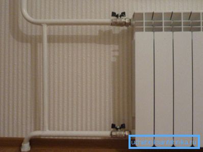 Le radiateur sur la photo est raisonnablement connecté à la gaine en acier.