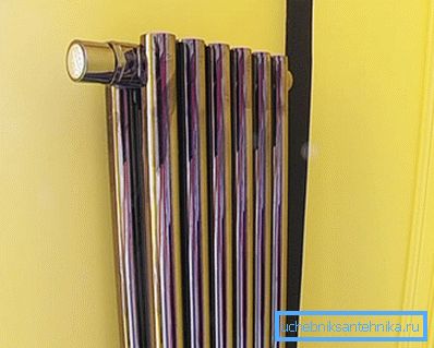 Le radiateur est nécessaire pour transférer l’énergie du liquide de refroidissement aux masses d’air et aux objets présents dans la pièce. Le radiateur est nécessaire pour transférer l’énergie du liquide de refroidissement aux masses d’air et aux objets présents dans la pièce.