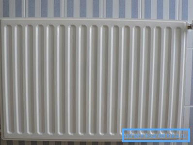 Le radiateur chauffe la pièce à cause du liquide de refroidissement qui y est introduit