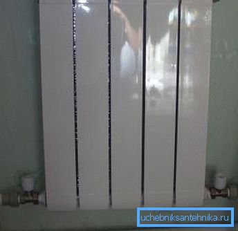 Radiateur de chauffage relié au tuyau principal Radiateur de chauffage relié au tuyau principal