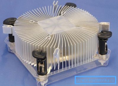 Système de refroidissement de radiateur du processeur moderne. Système de refroidissement de radiateur du processeur moderne.
