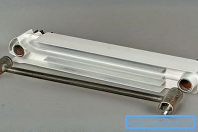 Le radiateur est composé d'un manchon en acier et d'un boîtier en aluminium. Le radiateur est composé d'un manchon en acier et d'un boîtier en aluminium.