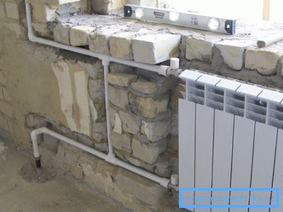 Radiateur monté dans une niche. Radiateur monté dans une niche.