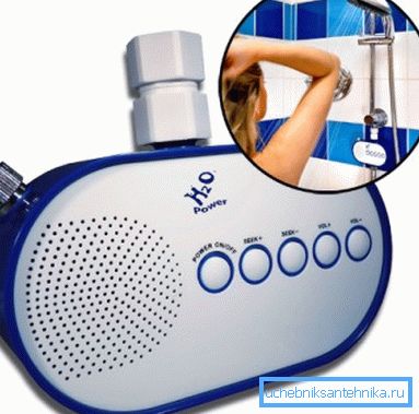Radio pour la douche qui coule sur l'eau Radio pour la douche qui coule sur l'eau