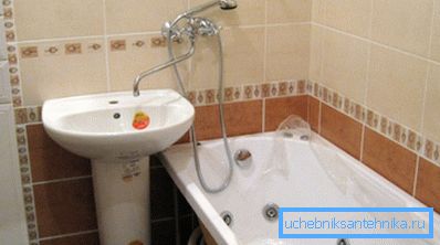 Un évier sans robinet peut être utilisé avec un appareil monté au-dessus de la baignoire. Un évier sans robinet peut être utilisé avec un appareil monté au-dessus de la baignoire.