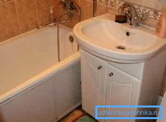 Évier pour une toilette avec un trottoir sous accessoires ménagers Évier pour une toilette avec un trottoir sous accessoires ménagers