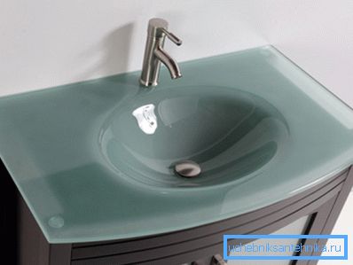 L'évier et le verre sont robustes et fiables. L'évier et le verre sont robustes et fiables.