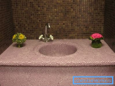 Le lavabo en mosaïque a l'air assez original Le lavabo en mosaïque a l'air assez original