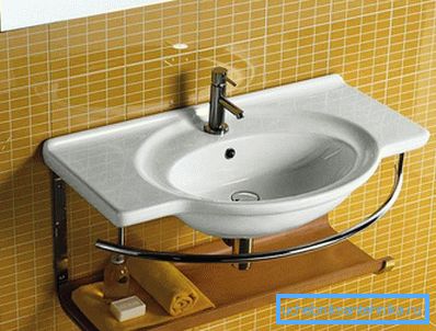 Évier avec étagère fixée au mur Évier avec étagère fixée au mur