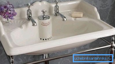 L'évier avec deux robinets a l'air élégant, mais vous ne pouvez l'utiliser qu'en fermant le drain et en remplissant le bol d'eau. Les Européens font justement cela, mais cette tradition n’a pas pris racine ici. L'évier avec deux robinets a l'air élégant, mais vous ne pouvez l'utiliser qu'en fermant le drain et en remplissant le bol d'eau. Les Européens font justement cela, mais cette tradition n’a pas pris racine ici.