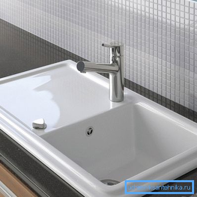 L'évier avec émail s'adapte parfaitement à l'intérieur moderne.