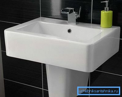 Lavabo de la salle de bain fixé au mur Lavabo de la salle de bain fixé au mur