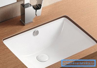 Évier - intégré au comptoir de la salle de bain, il a l'air élégant et moderne. Évier - intégré au comptoir de la salle de bain, il a l'air élégant et moderne.
