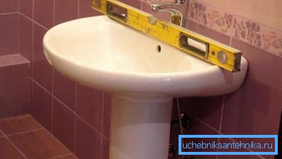 Le lavabo est réglé par niveau.