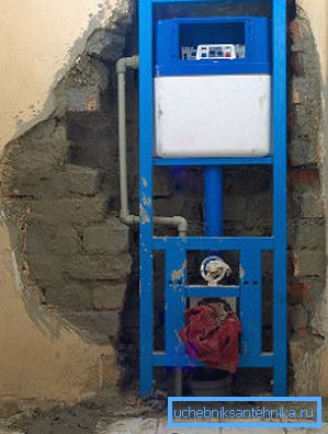 Le cadre est installé dans une niche dans le mur principal de la maison. Le cadre est installé dans une niche dans le mur principal de la maison.
