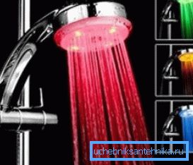Le diviseur de douche peut avoir différentes options de rétroéclairage. Le diviseur de douche peut avoir différentes options de rétroéclairage.