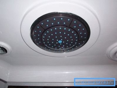 Diviseur à l'intérieur de la douche. Diviseur à l'intérieur de la douche.