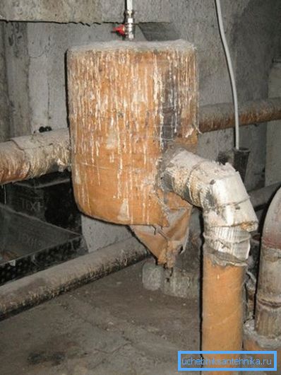 Vase d'expansion avec décharge à l'égout. Vase d'expansion avec décharge à l'égout.