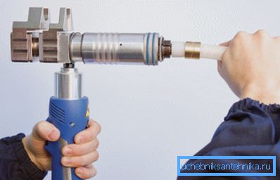 Développez la fin du produit avec la buse. Développez la fin du produit avec la buse.