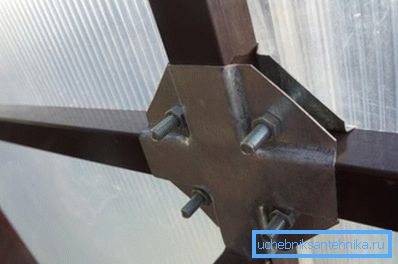 Raccordement pliable de tubes profilés avec des boulons lors de la construction de la serre Raccordement pliable de tubes profilés avec des boulons lors de la construction de la serre