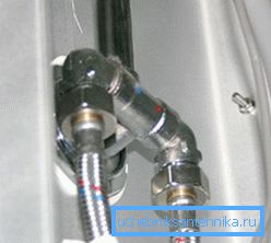 Différents modèles d'adaptateurs pour raccorder des tuyaux flexibles perpendiculairement aux tuyaux.