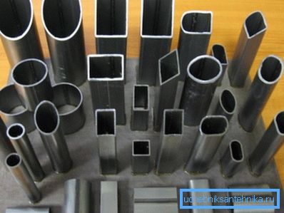 Divers échantillons de tubes profilés en acier laminés à chaud.