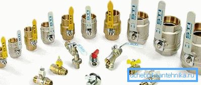Différents types et tailles de raccords similaires en taille et en forme, présentés comme un assortiment d'un fabricant