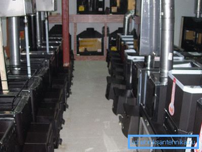 Différents types de foyers en métal pouvant être utilisés indépendamment ou gainés de brique Différents types de foyers en métal pouvant être utilisés indépendamment ou gainés de brique