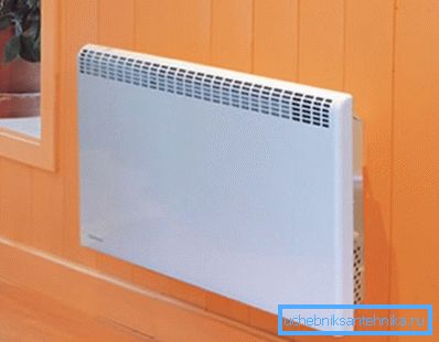 La différence entre le convecteur et le radiateur - à la première surface a une température beaucoup plus basse La différence entre le convecteur et le radiateur - à la première surface a une température beaucoup plus basse