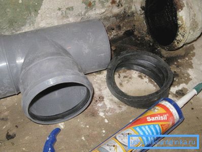 Divers sites d’assainissement sont reliés par des manchons en caoutchouc avec un produit d’étanchéité supplémentaire.