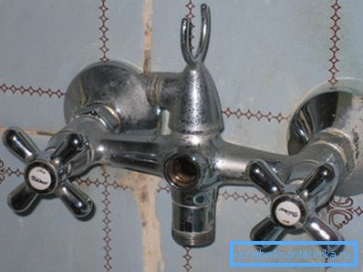 Ne démontez le robinet de la salle de bain qu’après avoir retiré le volant. Ne démontez le robinet de la salle de bain qu’après avoir retiré le volant.