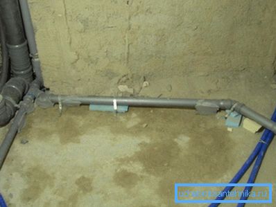 La disposition des eaux d'égout sous la baignoire, l'évier et la machine à laver a été réalisée avec un tuyau de 50 mm.