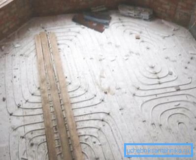 Câblage des contours des sols chauds dans une petite pièce sans radiateurs Câblage des contours des sols chauds dans une petite pièce sans radiateurs
