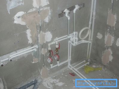 Tuyau en polypropylène dans la salle de bain Tuyau en polypropylène dans la salle de bain