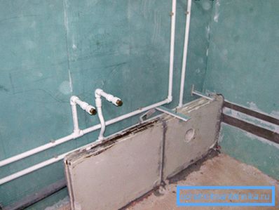 Plomberie de tuyaux en polypropylène dans la salle de bain pour cloisons sèches Plomberie de tuyaux en polypropylène dans la salle de bain pour cloisons sèches