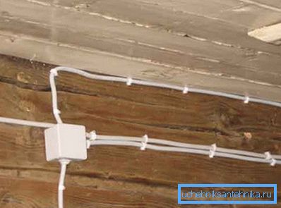 Le câblage dans une maison en bois doit être fait avec des capots de protection.