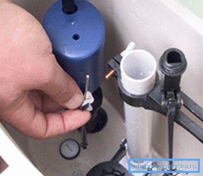 Ajuster le mécanisme de chasse d'eau de leurs propres mains Ajuster le mécanisme de chasse d'eau de leurs propres mains