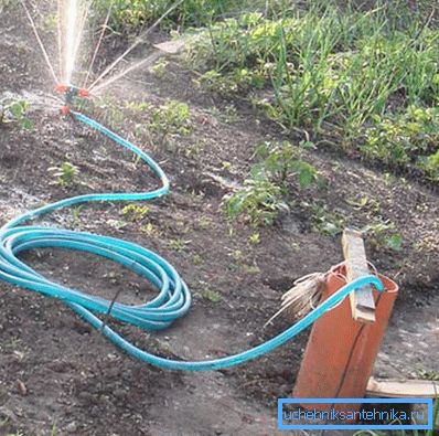 Arroser régulièrement le jardin nécessite une grande quantité de H2O. Arroser régulièrement le jardin nécessite une grande quantité de H2O.