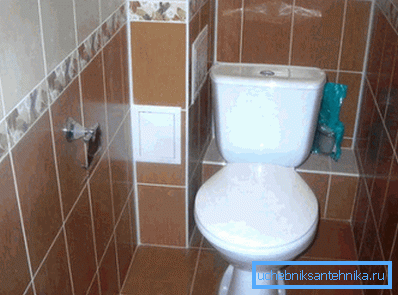 Fenêtre d'inspection dans la salle de bain derrière le faux mur Fenêtre d'inspection dans la salle de bain derrière le faux mur