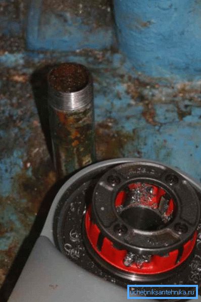 Le filetage est créé par un outil spécial appelé matrice à vis. Le filetage est créé par un outil spécial appelé matrice à vis.
