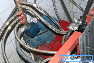 Manchons en caoutchouc dans une gaine métallique lors de l'équipement d'une station de pompage Manchons en caoutchouc dans une gaine métallique lors de l'équipement d'une station de pompage