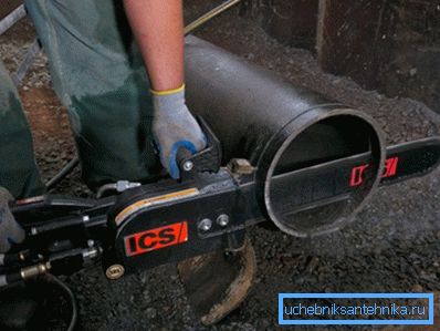 Couper un tuyau en fonte avec une scie hydraulique Couper un tuyau en fonte avec une scie hydraulique