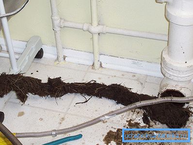 Le résultat du nettoyage du drain avec un câble Le résultat du nettoyage du drain avec un câble