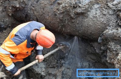 Il en résulte une chute de pression et, pour réparer l’eau, vous devez couper complètement Il en résulte une chute de pression et, pour réparer l’eau, vous devez couper complètement